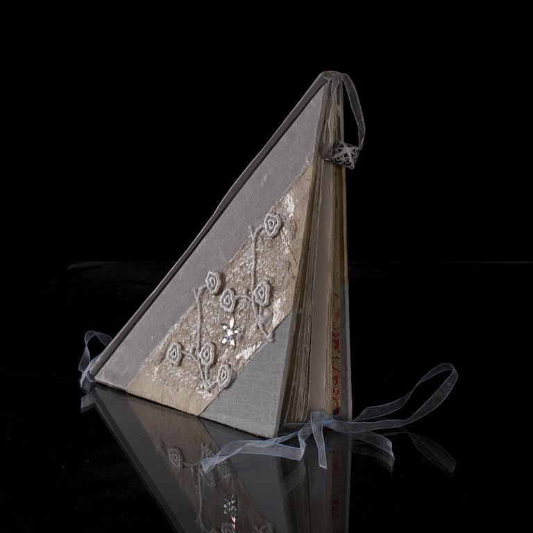 ELINA LIIKANEN
"Liten snöblomma"
Bok.
