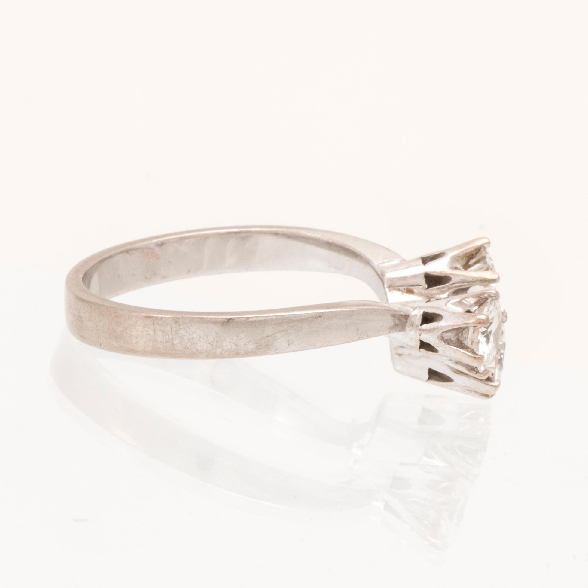 Ring trestensring 18K vitguld med runda briljantslipade diamanter.