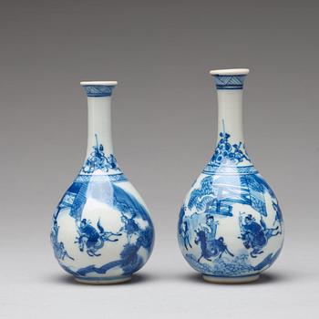 A pair of blue and white pear shaped vases, Qing dynasty, Kangxi (1662-1722).