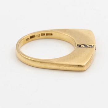 Ring, 18K guld med små briljantslipade diamanter.