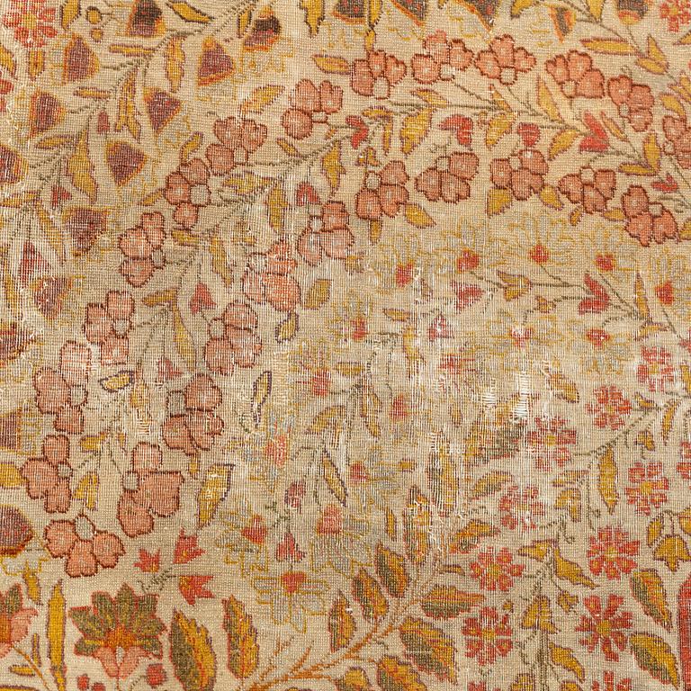 An antique Tabriz carpet, ca 404 x 276 cm.