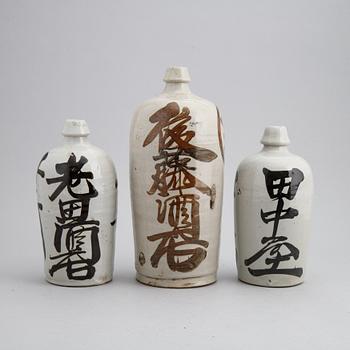 Sakeflaskor, 12 stycken, glaserad keramik, Japan, 1900-talets första hälft samt 1900-talets mitt.