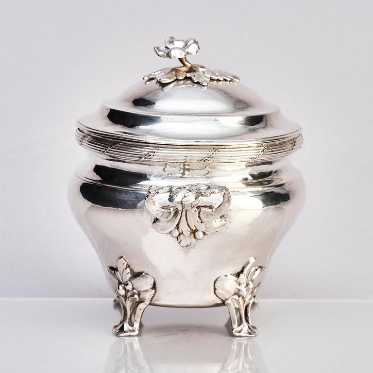 A Swedish 18th century silver suger bowl with lid, mark of Stephan Halling, Örebro 1777.