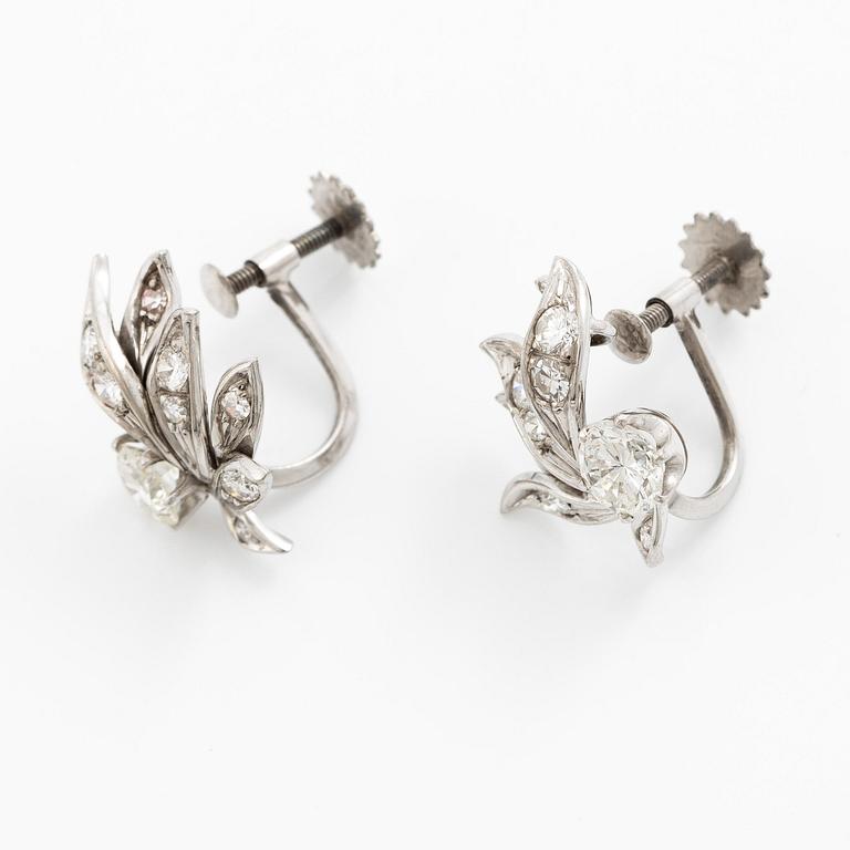 Ett par örhängen 18K vitguld med runda briljantslipade diamanter.
