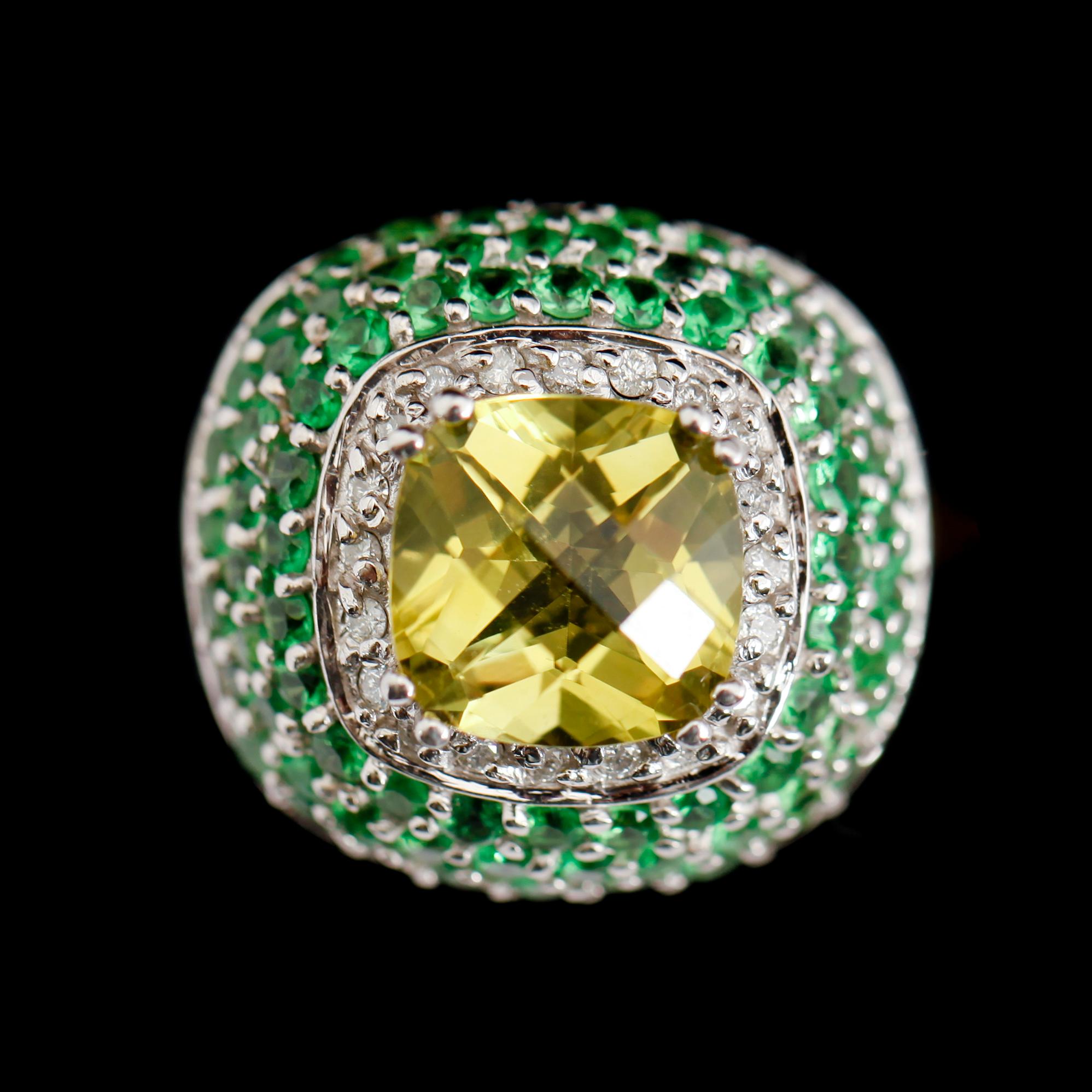 RING, 14 k vitguld, gröngul topas ca 3.0 ct, gröna tsavoriter ca 4.0 ct, diamanter ca 0,23 ct.