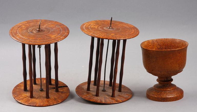 GARNVINDOR, 2 st samt BÄGARE, masurbjörk, allmoge, 1800/1900-tal.