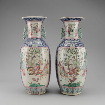 GOLVVASER, ett par snarlika, porslin, Kina, troligen omkring 1900.