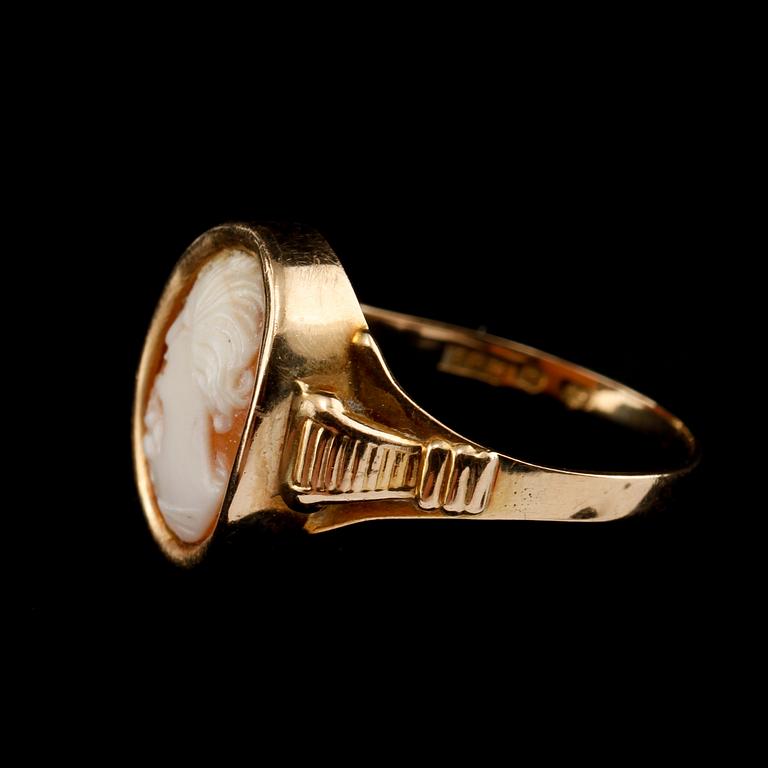 RING, 18k guld med snäckskalskamé, Svedboms Guld & Ädelstenar, Vetlanda, 1900-talets mitt. Vikt 3 g,