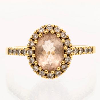 Ring 14K gold with morganite and brilliant-cut diamonds.
