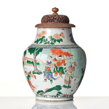 A famille verte decorated jar, early Kangxi, 17th century.