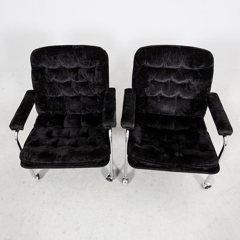 A pair of chrome and fabric 1970/80s armchairs.