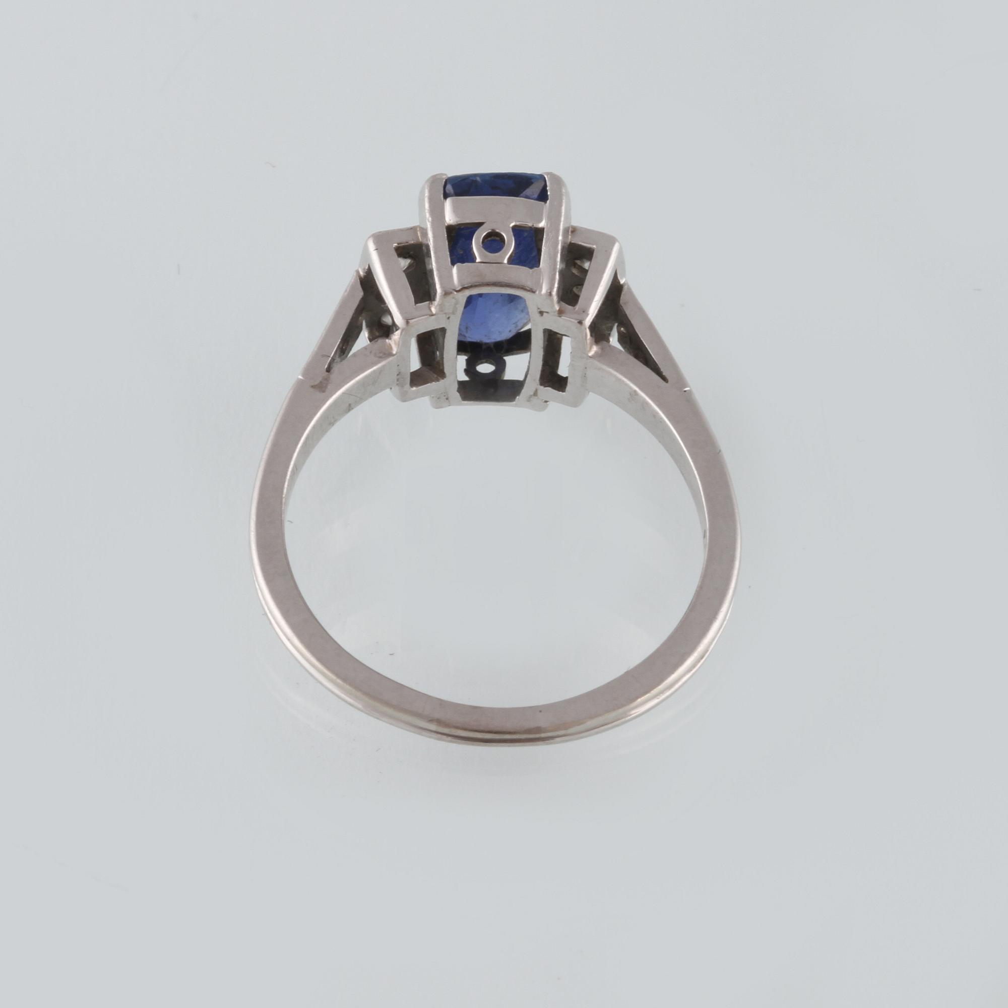 RING, 14K vitguld med blå safir samt briljantslipade diamanter. Vikt 4,7 gram.