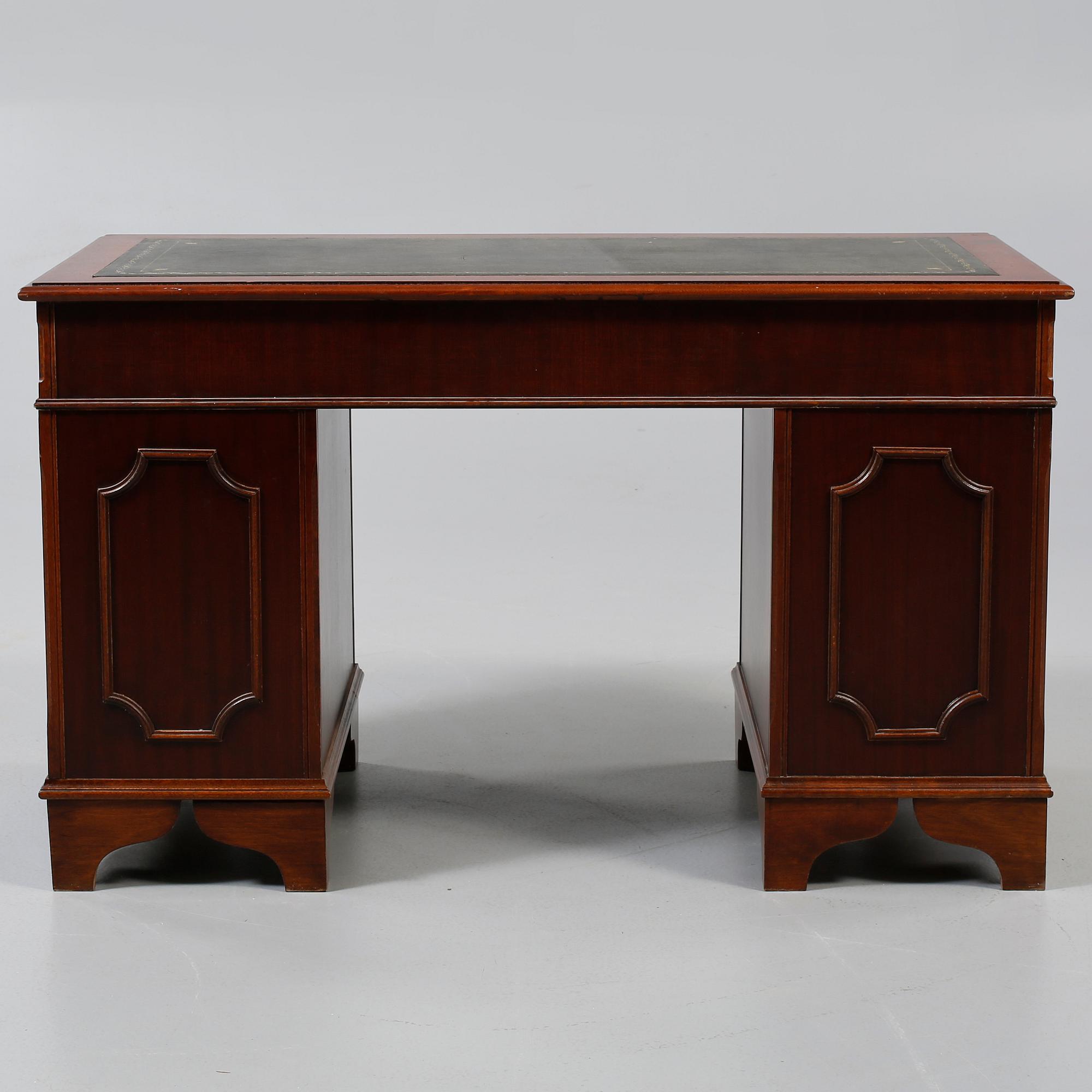 SKRIVBORD, engelsk stil, 1900-talets andra hälft.