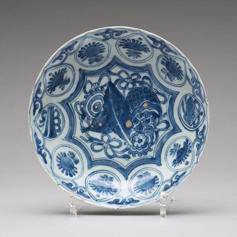 A set of three blue and white dishes, Ming dynasty, Wanli (1572-1620).