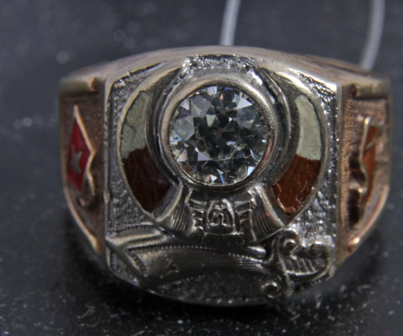 RING, vitt o rött guld 10-14 K, emalj o gammalslipad diamant ca 1,0 carat.