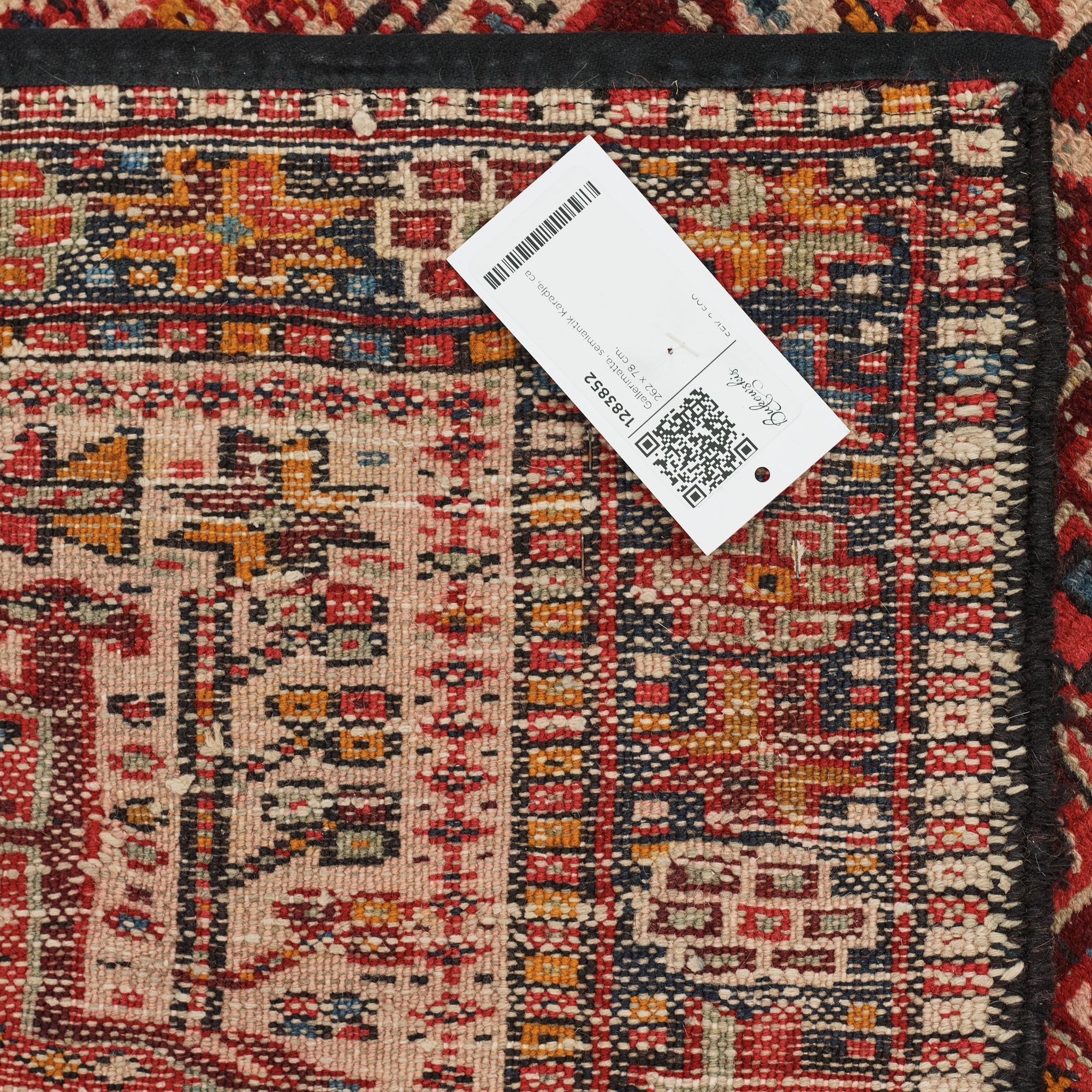 Gallerimatta, semiantik Karadja, ca 262 x 78 cm.