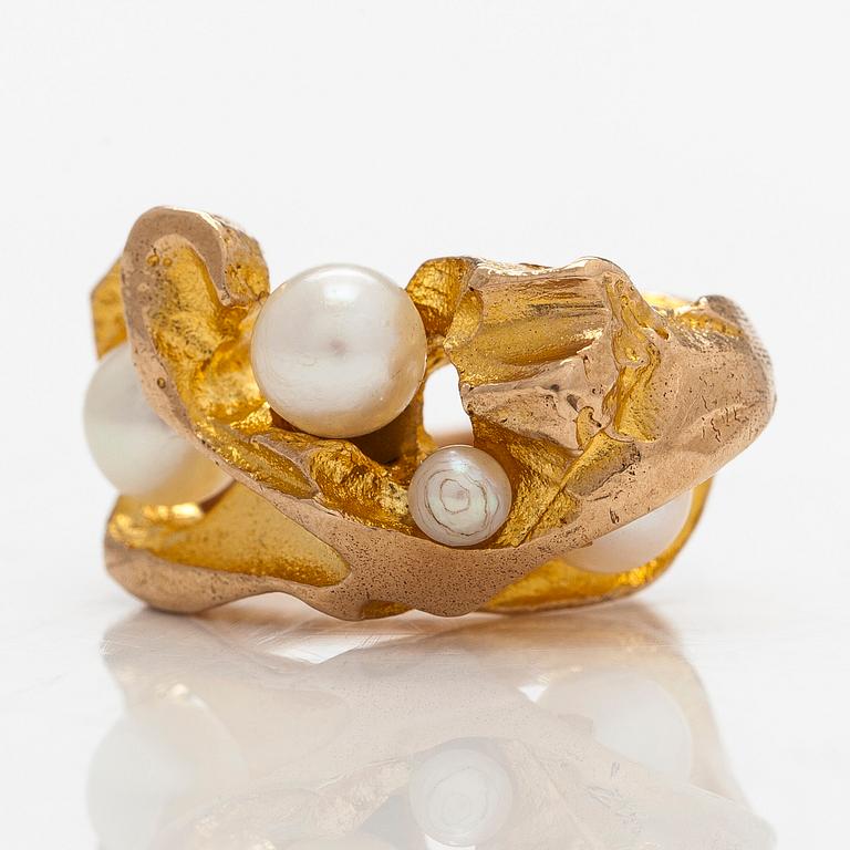 Björn Weckström, ring, "Kastehelmet", 14K guld och odlade pärlor, Lapponia 1971.