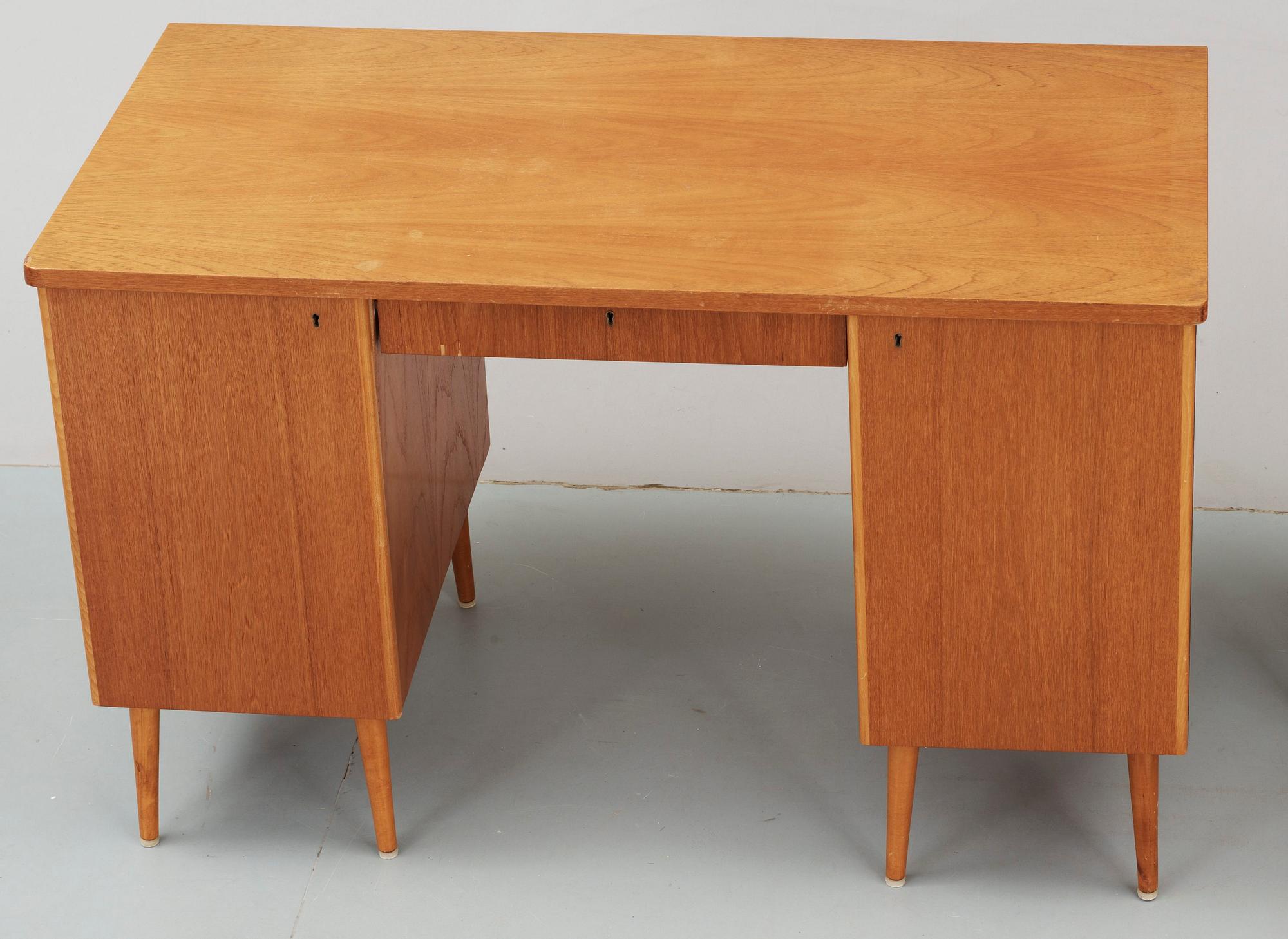 SKRIVBORD samt SKÅP, 1950/60-tal.