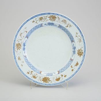 A blue and white and gilt export porcelain dish, Qing dynasty, Qianlong (1736-95).