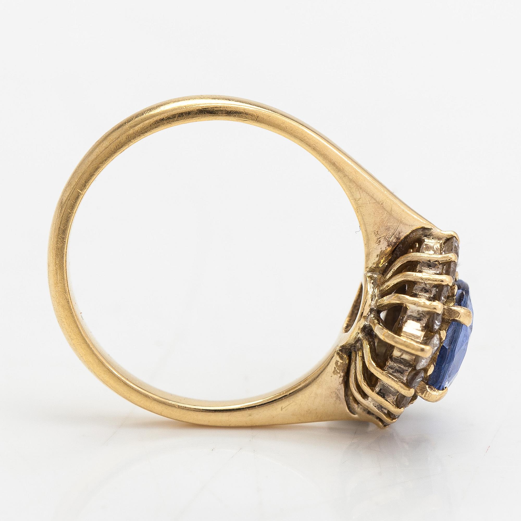 An 18K gold ring with a bluepurple sapphire and brilliant-cut diamonds approx. 0.38 ct in total.