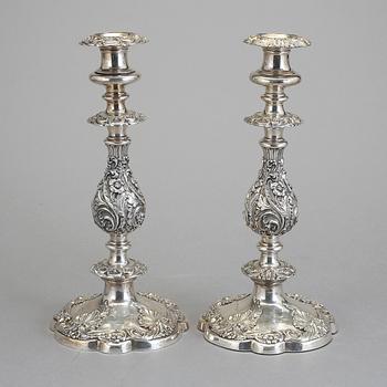 LJUSSTAKAR, ett par, pläter. Rokokostil, troligen England, 1800-talets andra hälft.