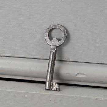 Klädskåp från omkring år 1900.