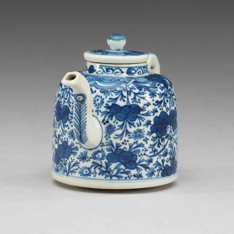 TEKANNA med LOCK, porslin. Qing dynastin, Kangxi (1662-1722).