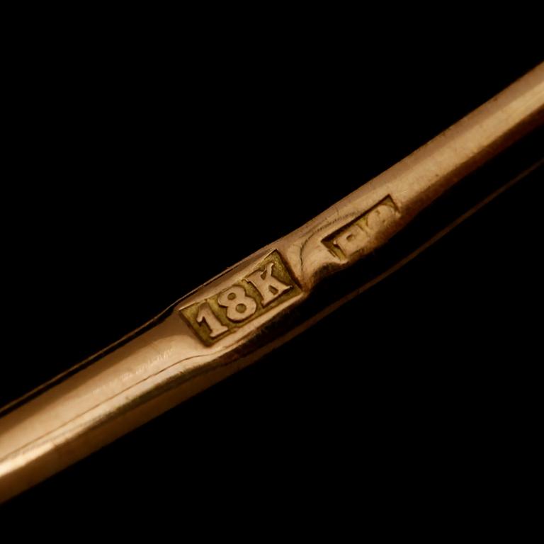 ARMRING, 18 k guld. Vikt ca 15 g.