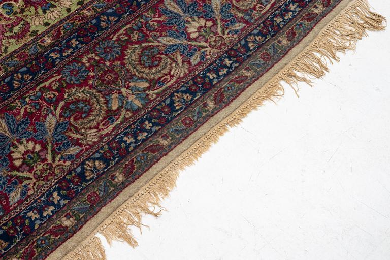 A Kerman carpet, approx. 420 x 300 cm.