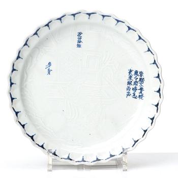 TALLRIKAR, sju stycken, porslin. Japan, 1700-tal med poem.