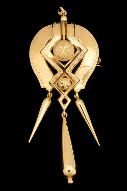 BROSCH, 18 k guld med 3 kläppar, Guldvaruaktiebolaget G. Dahlgren, Malmö, 1878. Vikt ca 6 g.