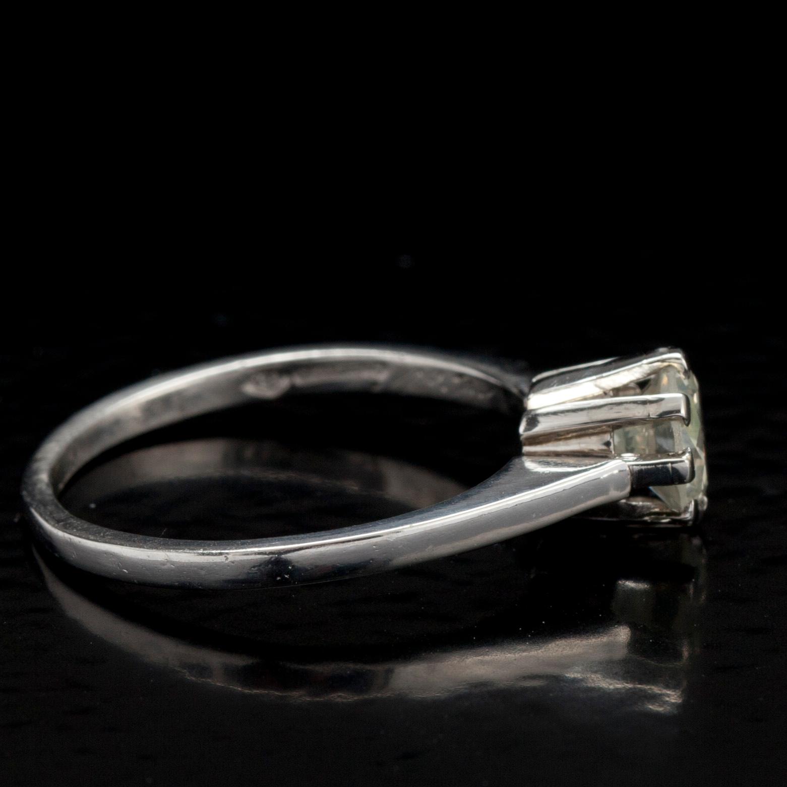 RING, briljantslipad diamant 0.85 ct. L/P2, platina. Ringskenan A. Tillander. Vikt 4,5 g.
