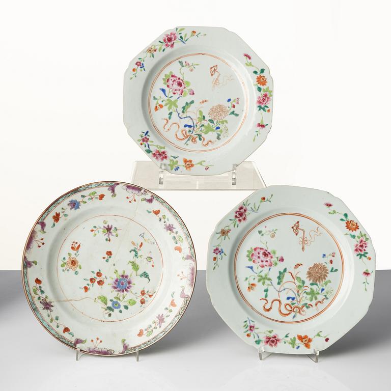 Tallrikar, nio stycken, kompaniporslin. Qingdynastin, Qianlong (1736-95).