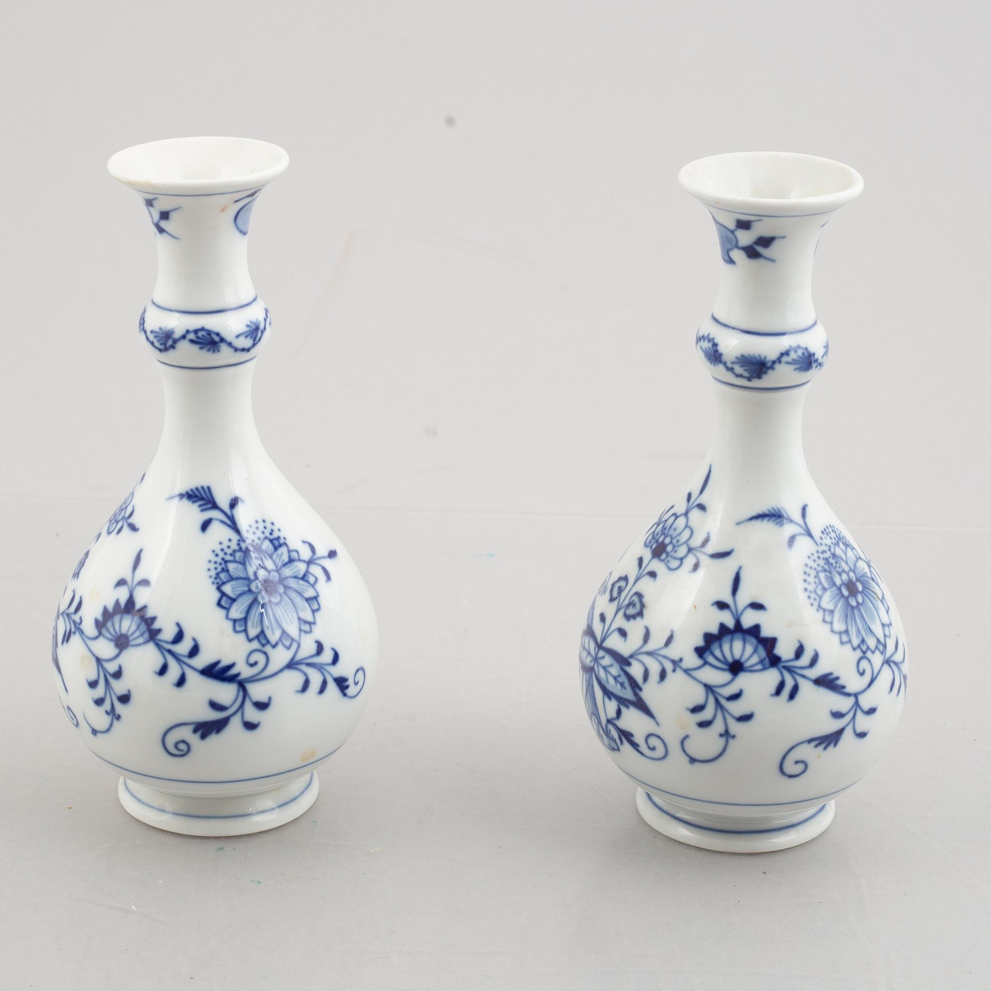 Five 'Zwiebelmuster' porcelain service pieces, Meissen, Germany.
