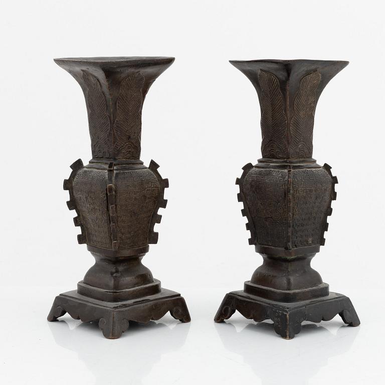 A pair of bronse vases, Qing dynasty, China.