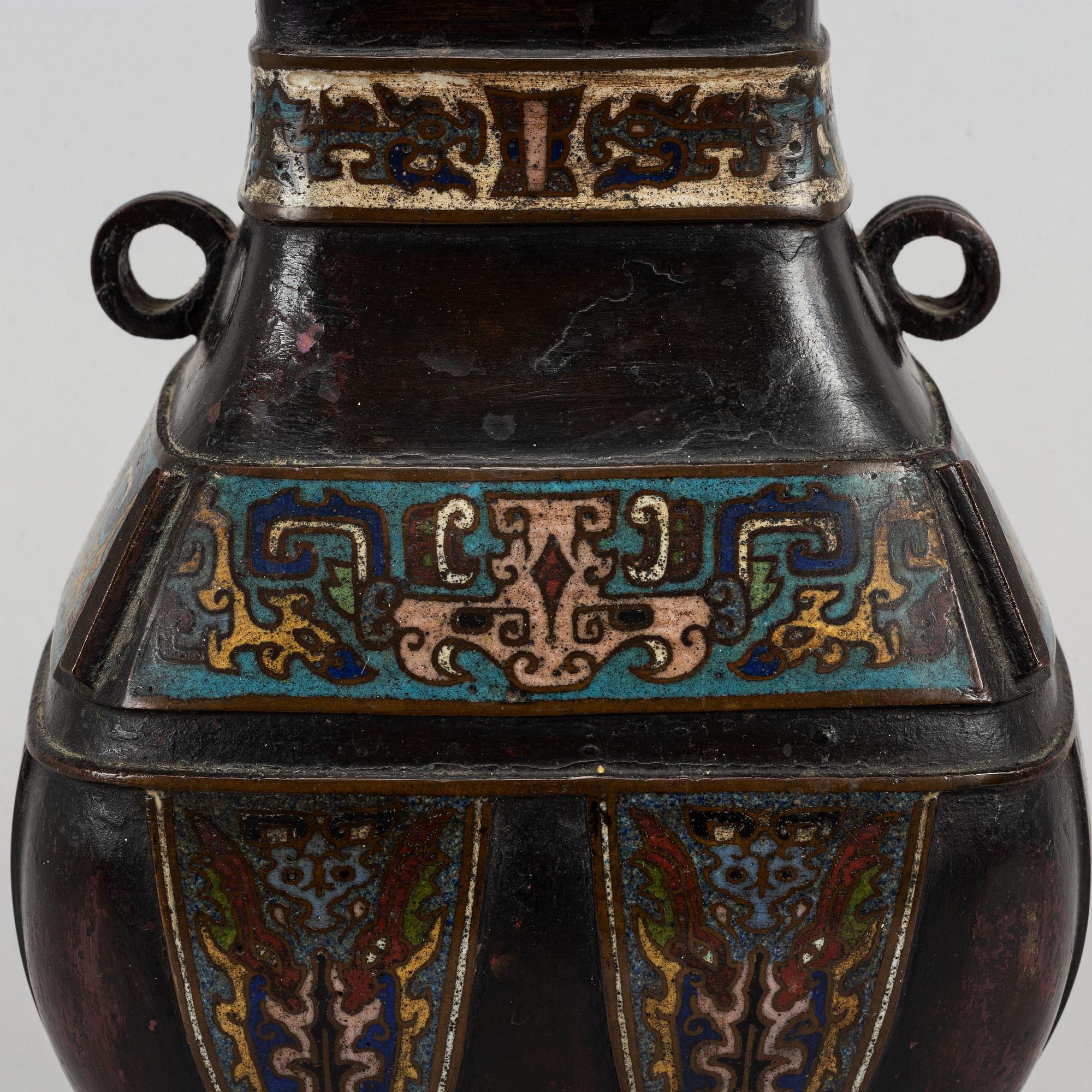 Urna, brons och cloisonné. Kina, omkring 1900 med inskription i botten.