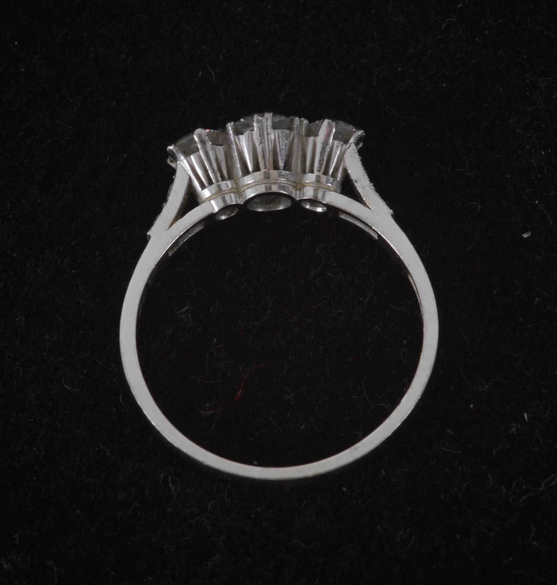 RING, vitguld 18 K, med trillingbriljanter 0,87 ct, enligt gravyr.