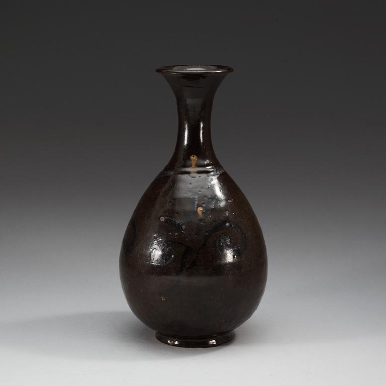 A brown glazed vase, Song dynasty. (960-1279).