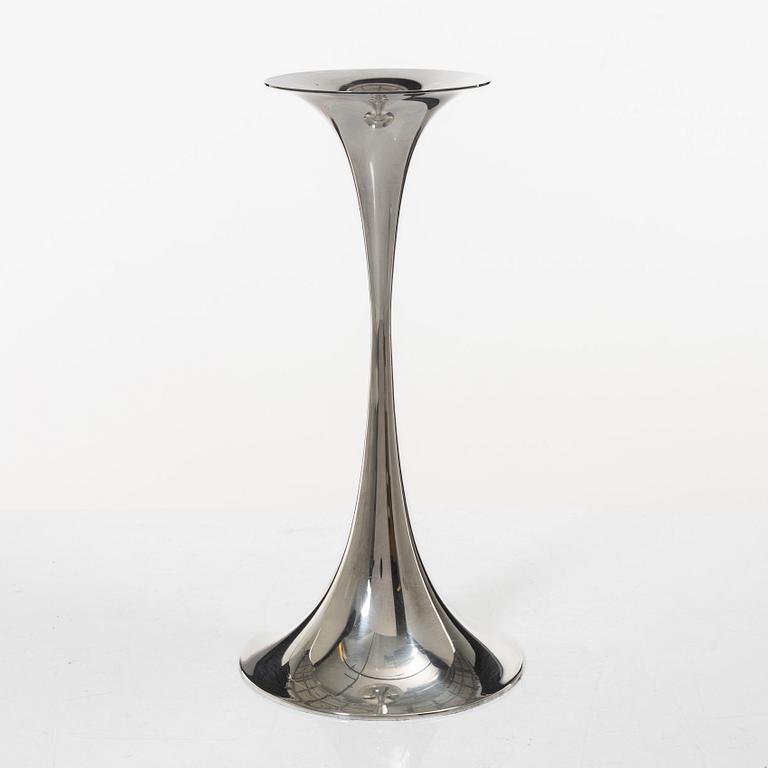 Tapio Wirkkala, Two Finnish sterling silver candlesticks, model 'Trumetti', marked TW, Kultakeskus, Hämeenlinna 1972 and 1974.