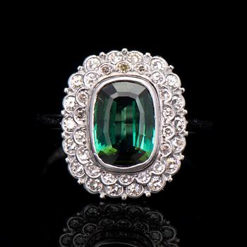RING, fasettslipad turmalin, åttkantslipade diamanter, 18K vitguld. A. Tillander, Helsingfors 1975.