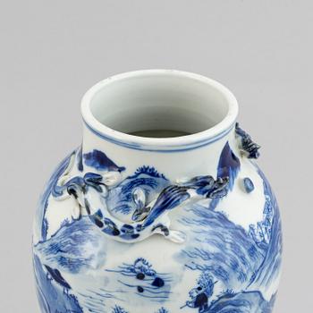 A blue and white vase with cover, Qing dynasty, Guangxu (1872-1908).