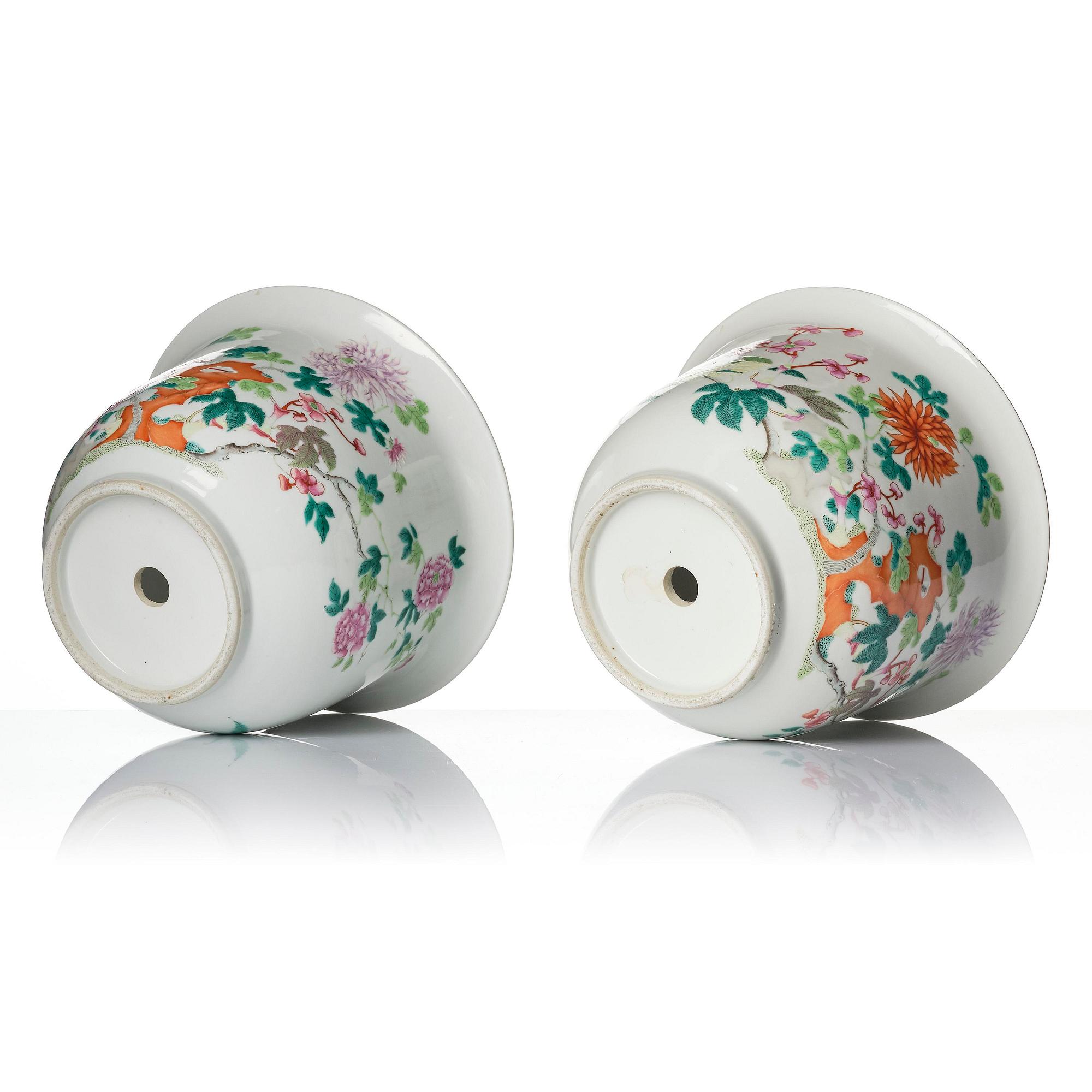 A pair of famille rose flower pots, late Qing dynasty/Republic.