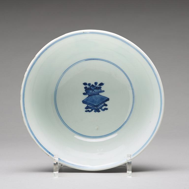 A blue and white bowl, Qing dynasty (1644-1912), with Qianlong sealmark.