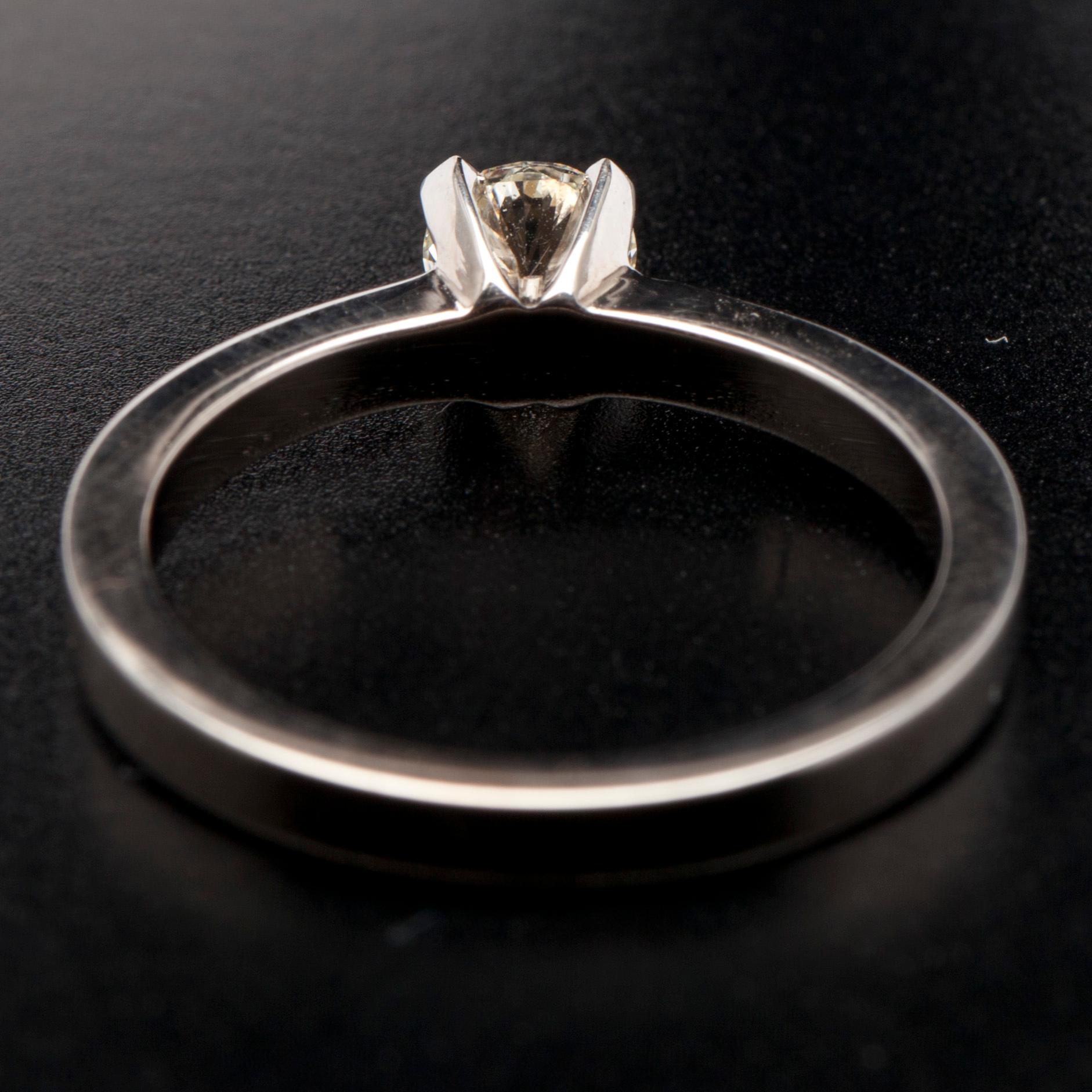 RING, vitguld 14K, briljantslipad diamant 0,41 ct. Vikt 3,4 g.