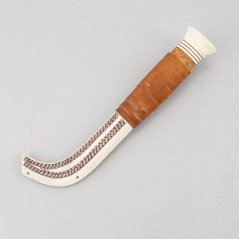 Esse Poggats, a reindeer horn knife.