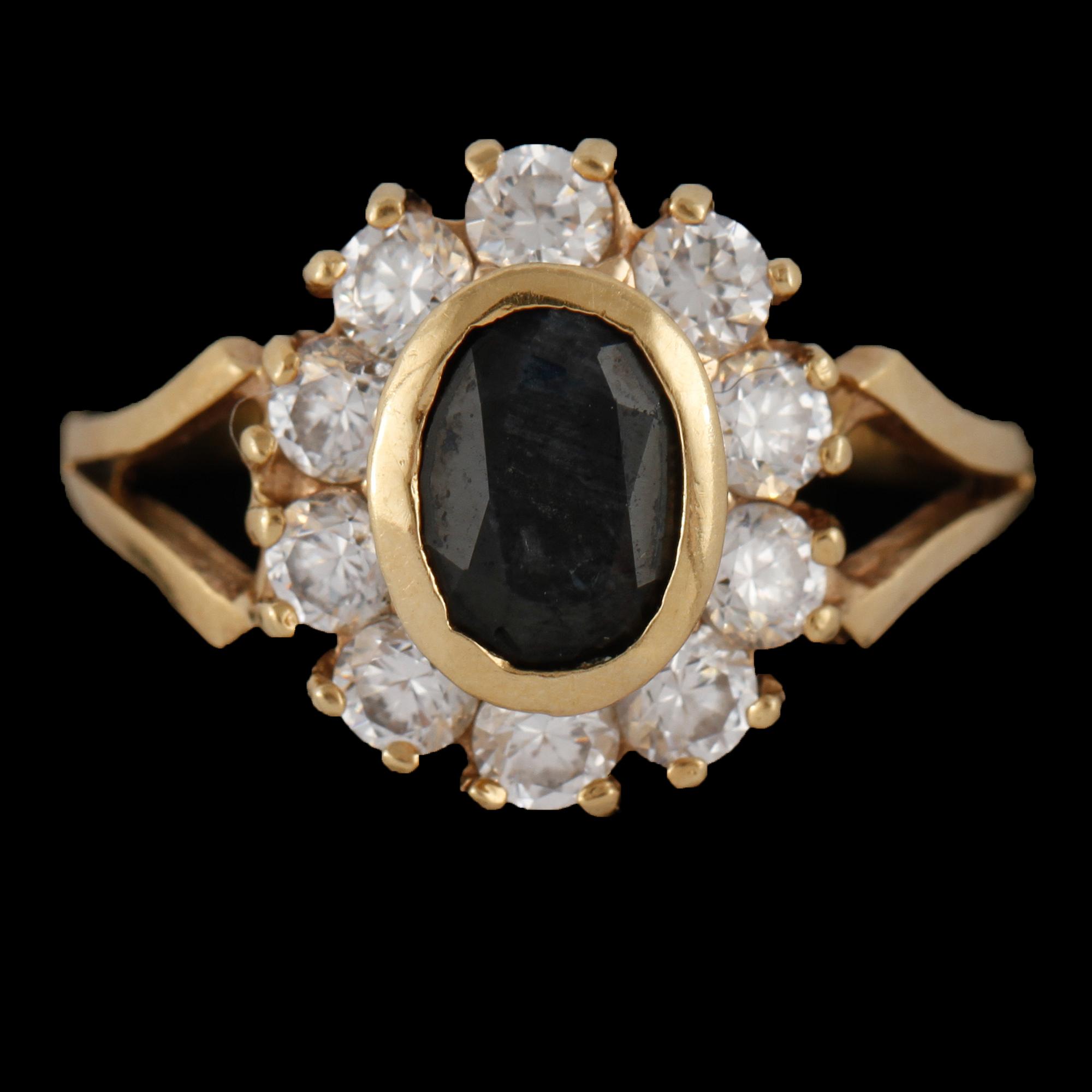 RING, 18k guld med fasettslipad blå safir samt 10 briljantslipade diamanter, kattfotsstämplad. Vikt 3 g.