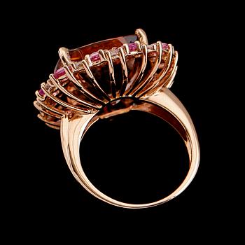 RING, 18 k roséguld, morganit ca 11.85 ct, 12 rosa safirer ca 2.10 ct, 24 briljantslipade diamanter tot ca 0.98 ct.