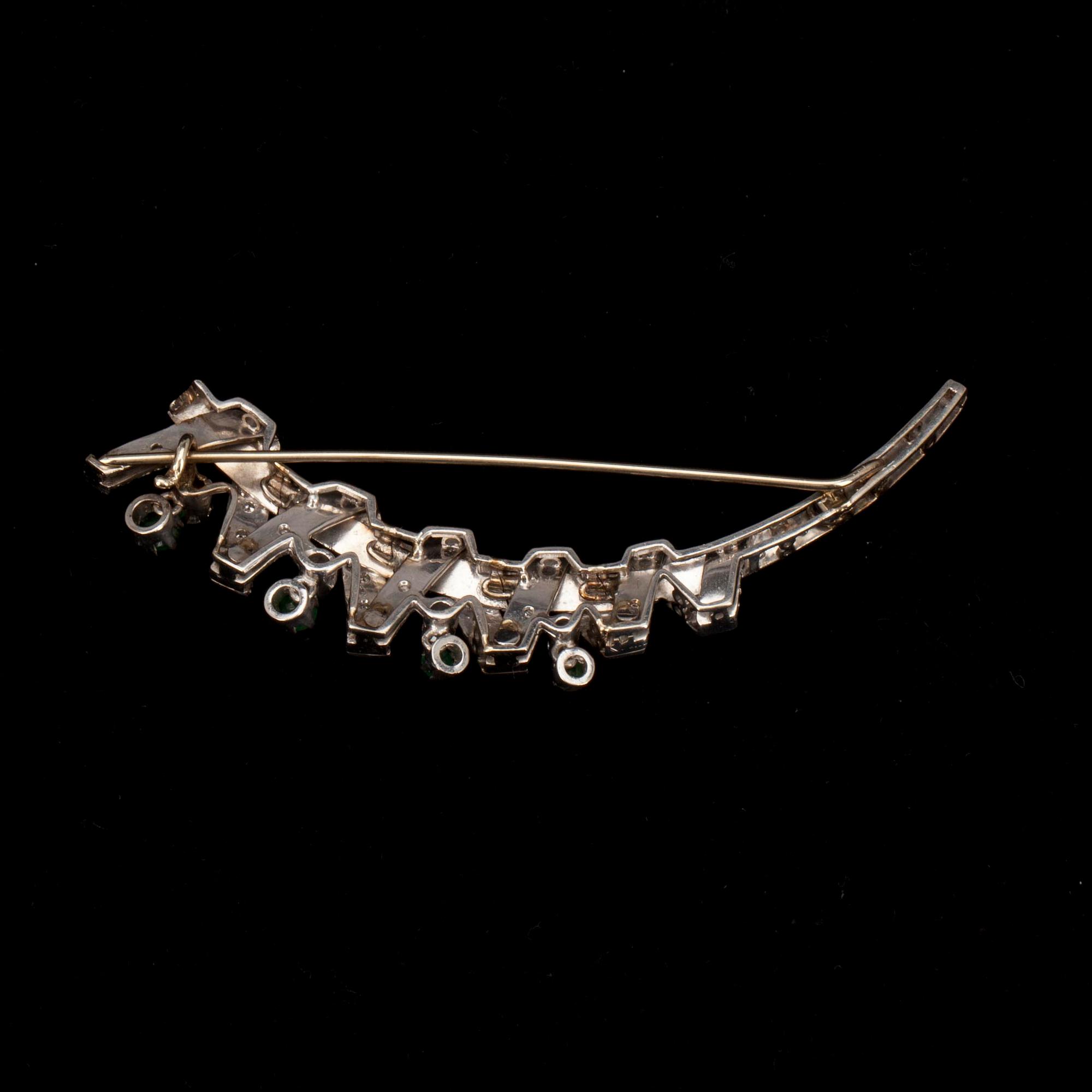 BROSCH, briljant och 8/8 slipade diamanter ca 0.6 ct, smaragder ca 0.5 ct. 18K guld. Vikt 20,5 g.