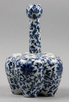 TULPANVAS, porslin. Kina Qingdynastin, 1800-tal.