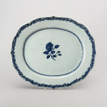 TERRIN med LOCK och FAT, porslin, Kina, omkring 1800.